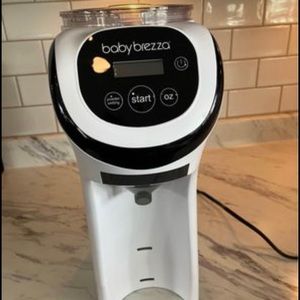 Baby Brezza Mini Pro Formula with stand